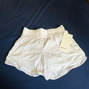 Lululemon  hotty hot. Short white “4